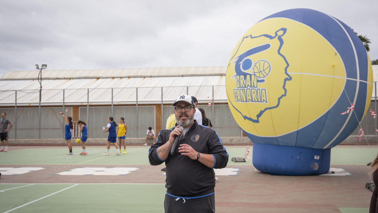 Varios niños y niñas disfrutan de la Liga Eduardo Polo en el Colegio Claret.