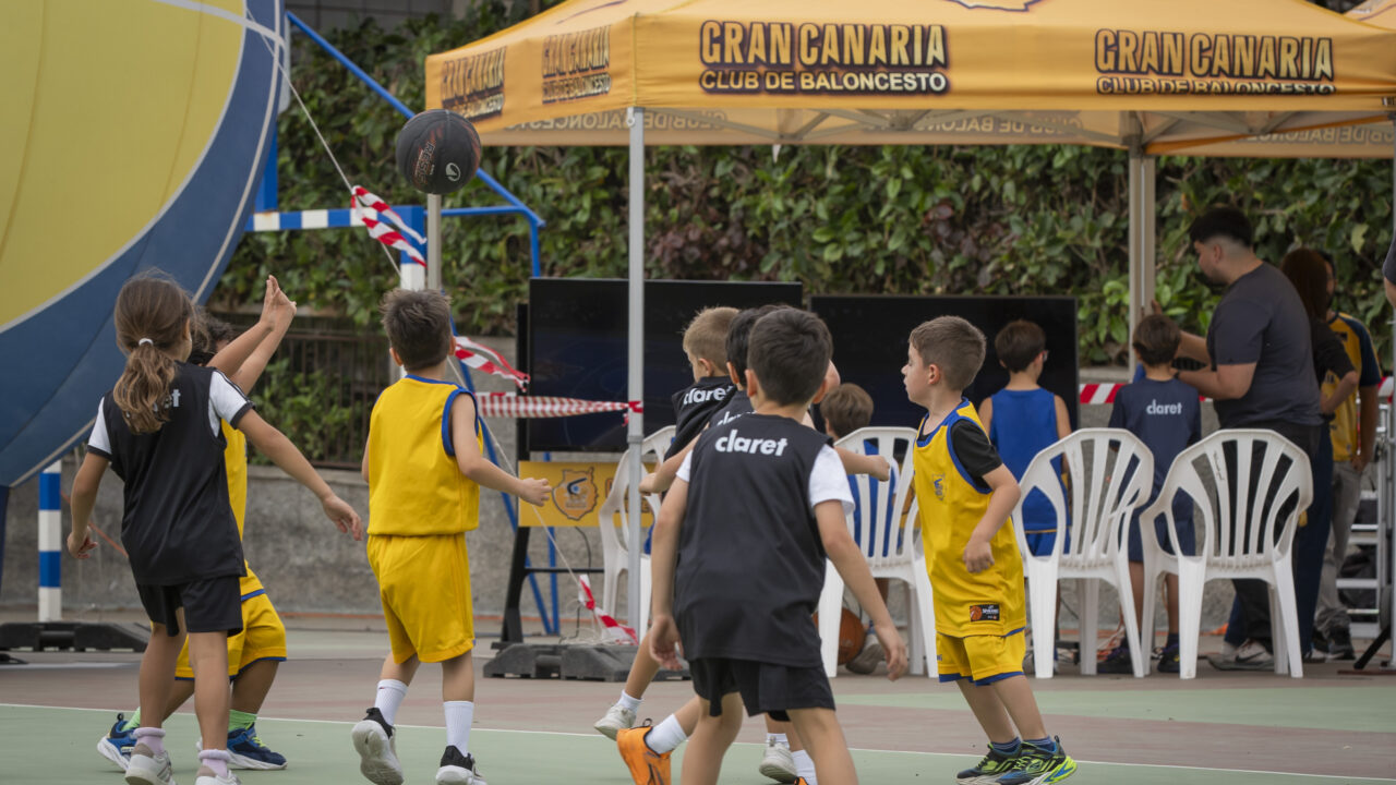 Varios niños y niñas disfrutan de la Liga Eduardo Polo en el Colegio Claret.