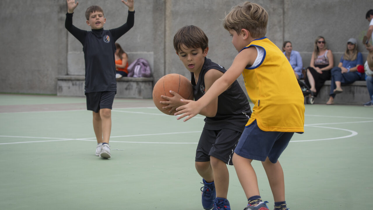 Varios niños y niñas disfrutan de la Liga Eduardo Polo en el Colegio Claret.