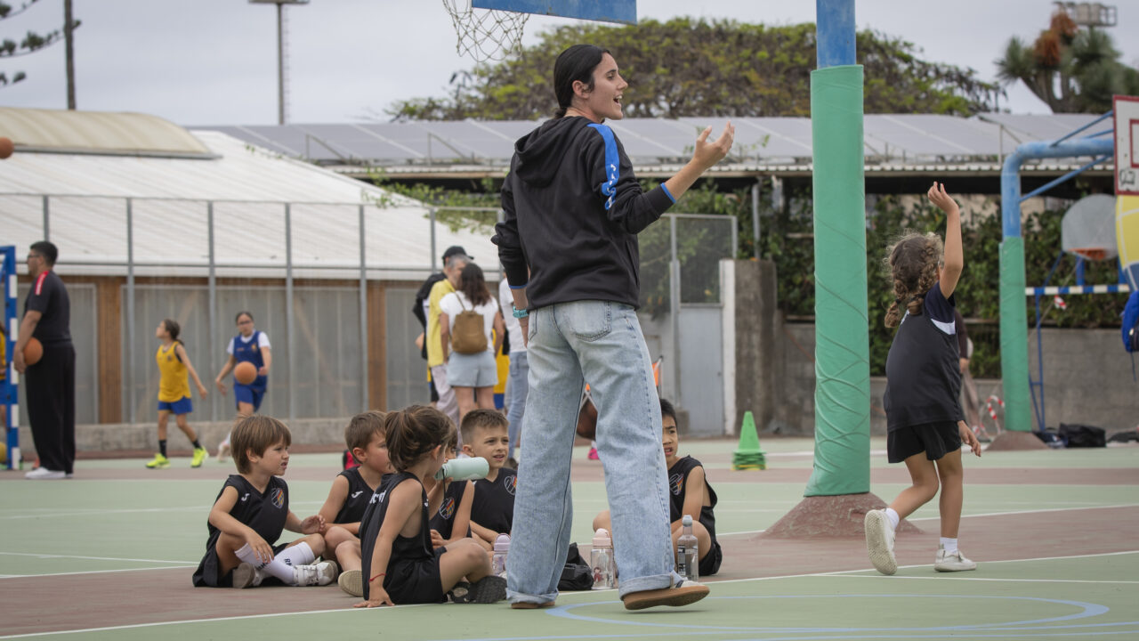 Varios niños y niñas disfrutan de la Liga Eduardo Polo en el Colegio Claret.