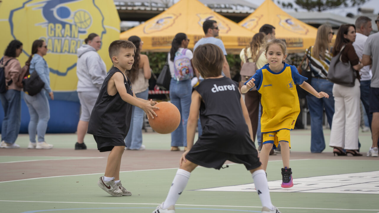 Varios niños y niñas disfrutan de la Liga Eduardo Polo en el Colegio Claret.