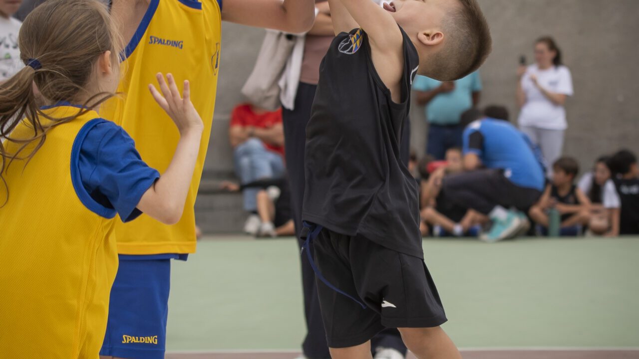 Varios niños y niñas disfrutan de la Liga Eduardo Polo en el Colegio Claret.