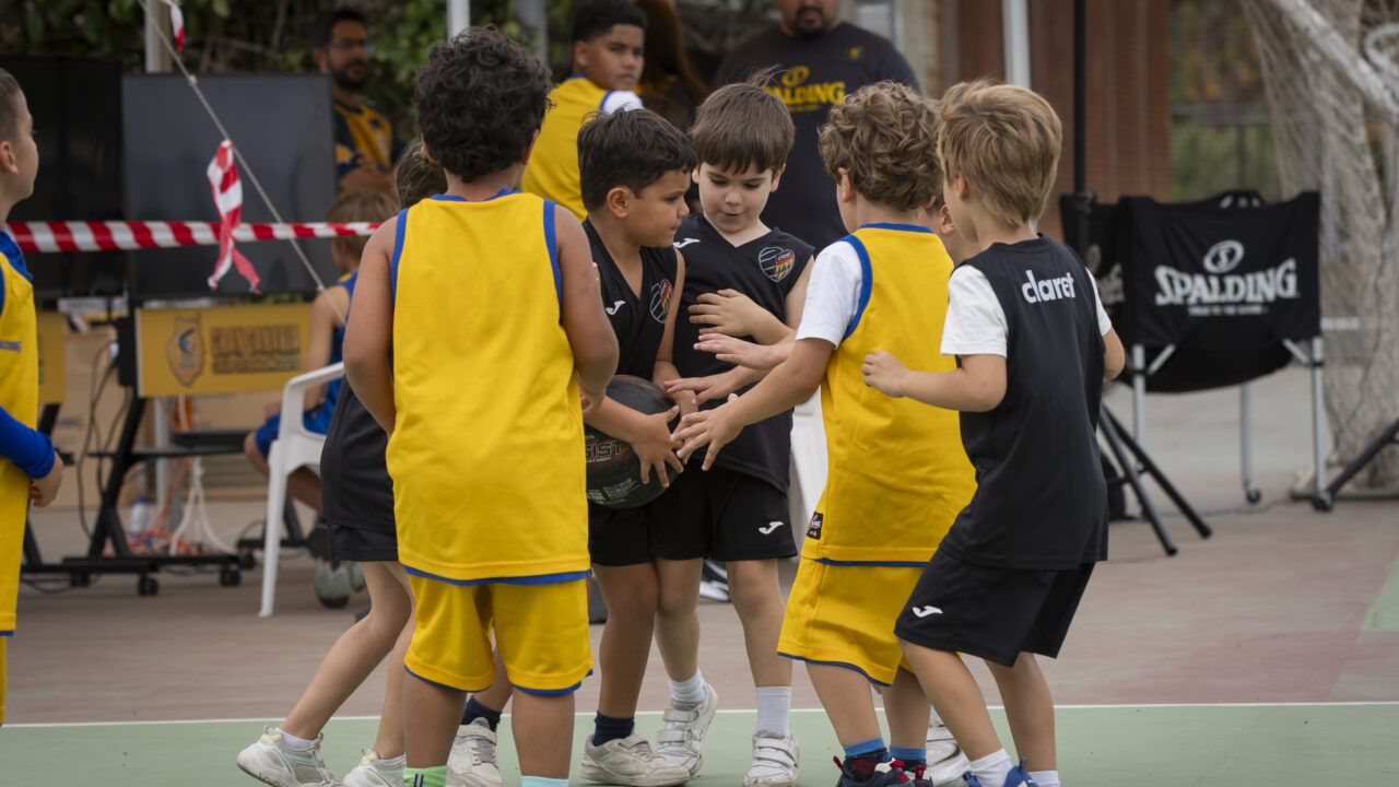 Varios niños y niñas disfrutan de la Liga Eduardo Polo en el Colegio Claret.