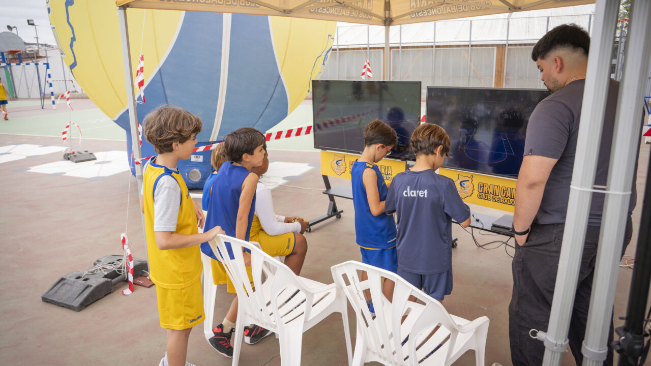 Varios niños y niñas disfrutan de la Liga Eduardo Polo en el Colegio Claret.