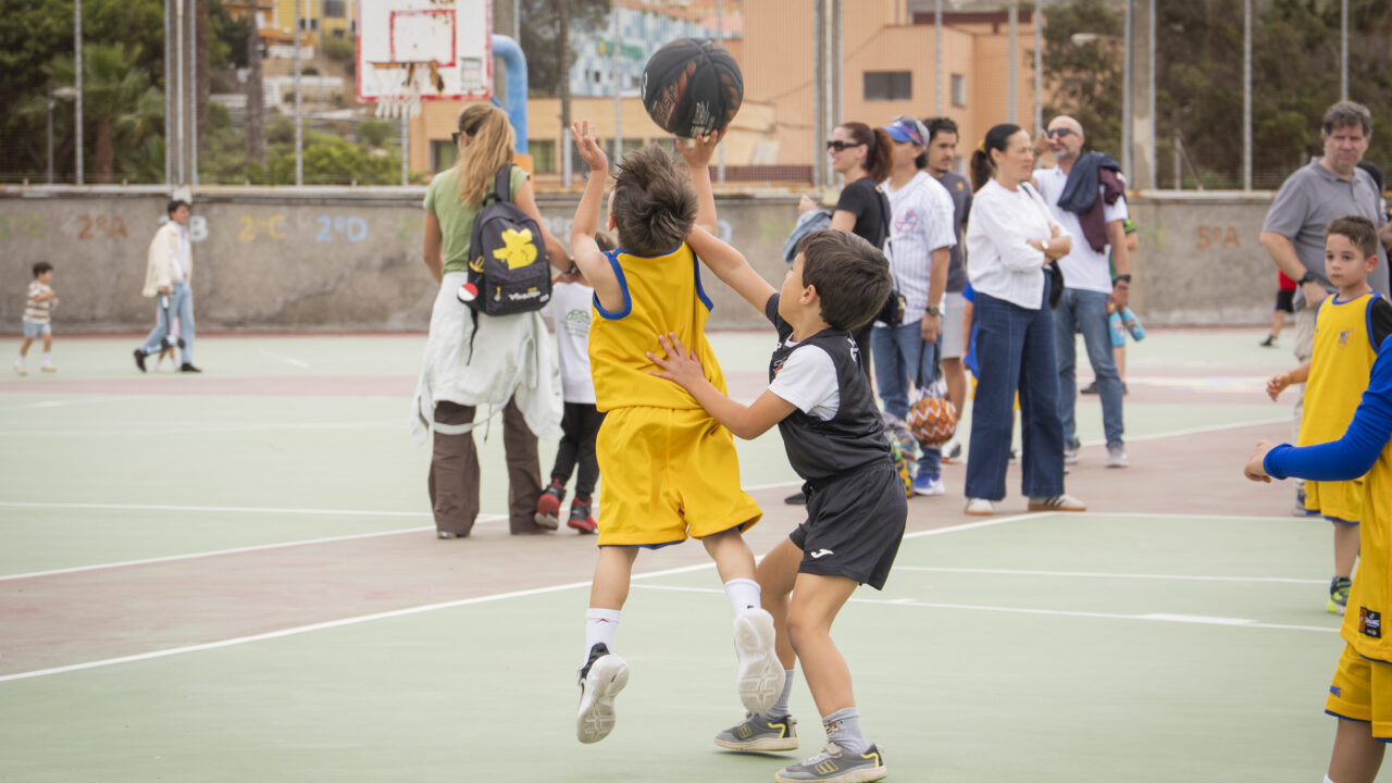 Varios niños y niñas disfrutan de la Liga Eduardo Polo en el Colegio Claret.