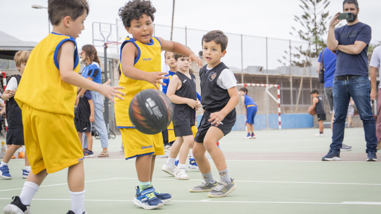 Varios niños y niñas disfrutan de la Liga Eduardo Polo en el Colegio Claret.