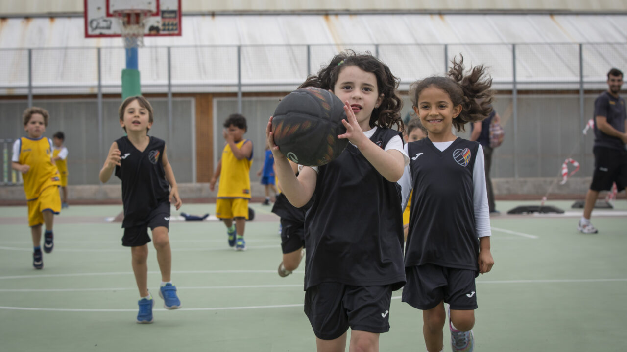 Varios niños y niñas disfrutan de la Liga Eduardo Polo en el Colegio Claret.