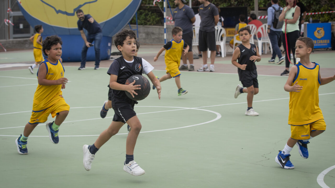 Varios niños y niñas disfrutan de la Liga Eduardo Polo en el Colegio Claret.