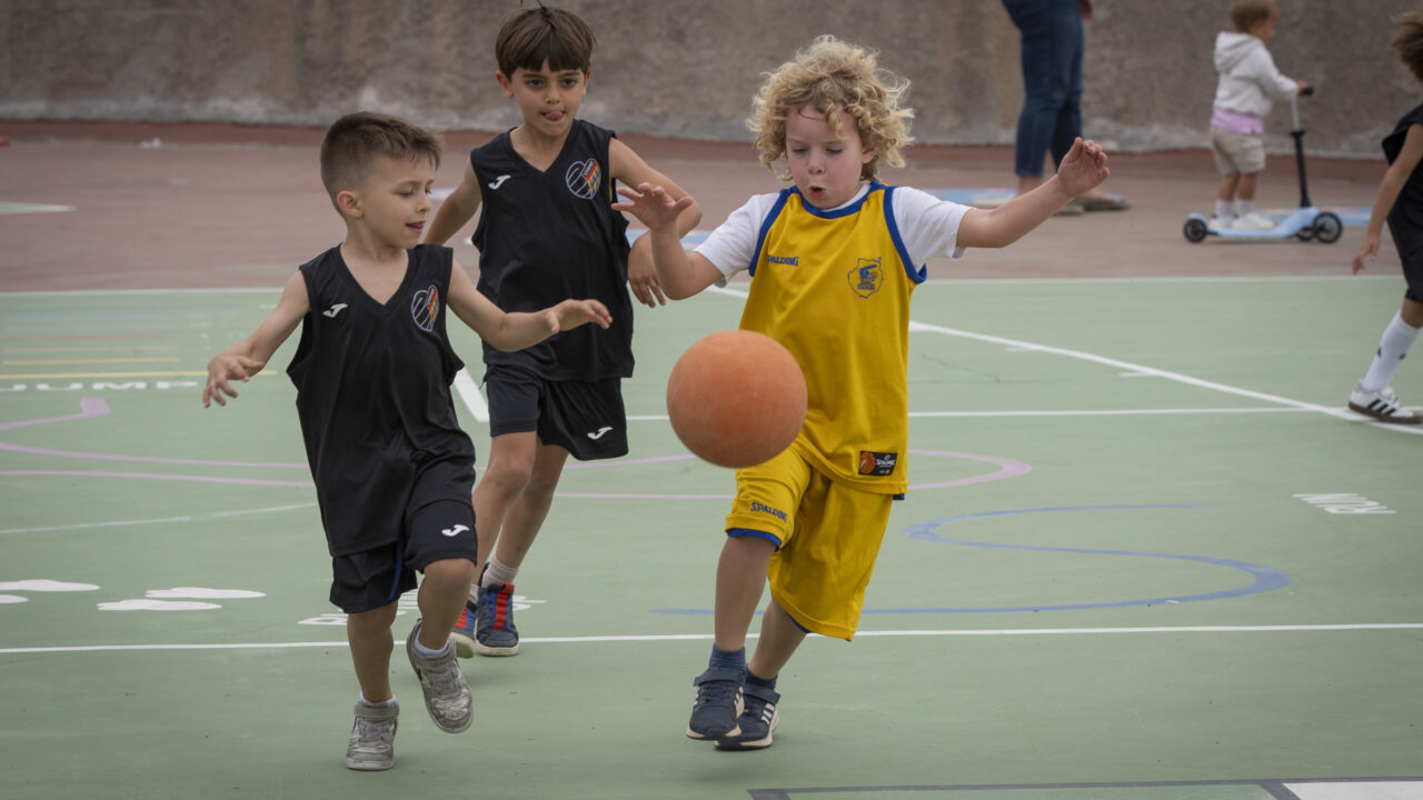 Varios niños y niñas disfrutan de la Liga Eduardo Polo en el Colegio Claret.