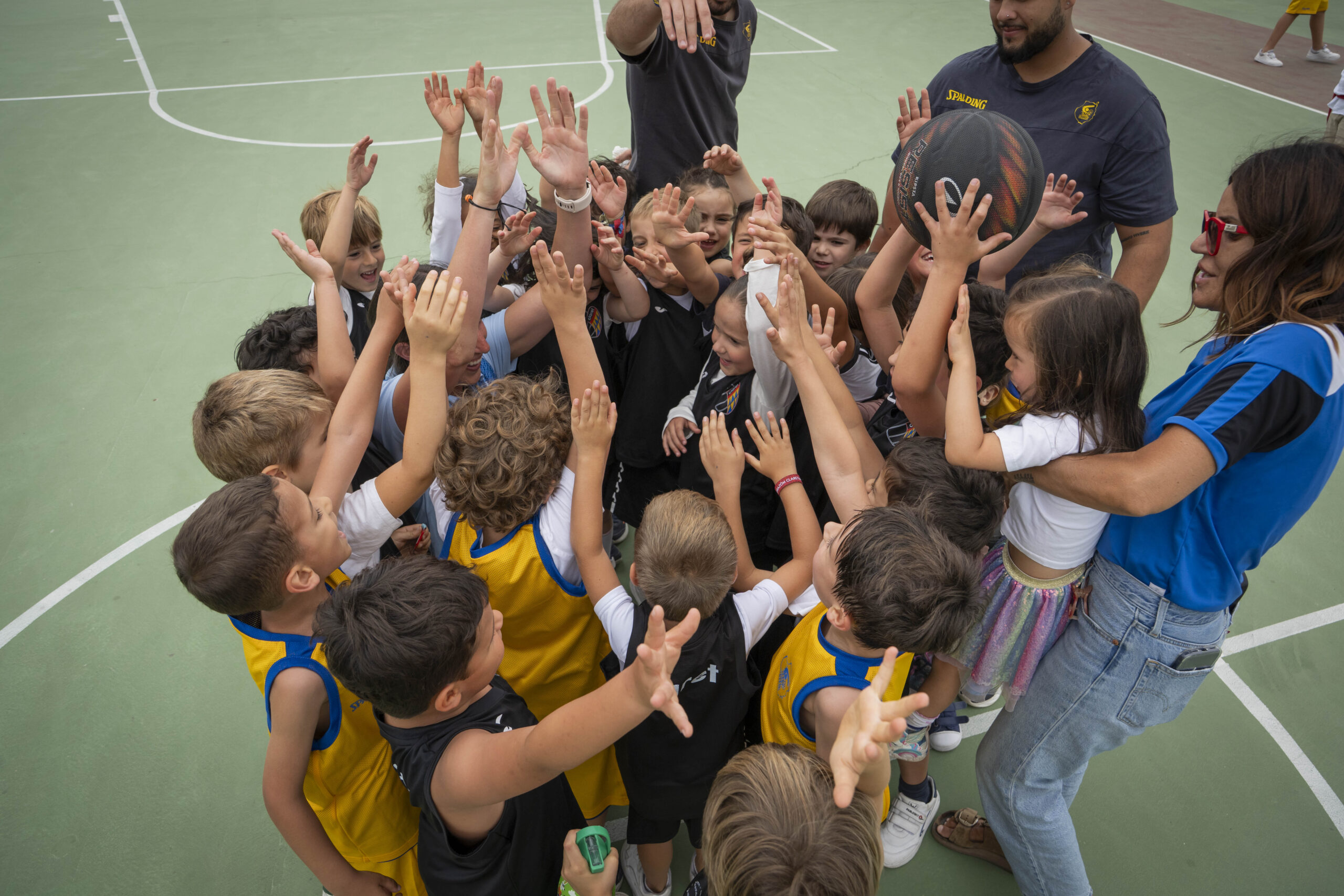 Varios niños y niñas disfrutan de la Liga Eduardo Polo en el Colegio Claret.