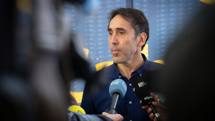 Willy Villar atiende a los medios
