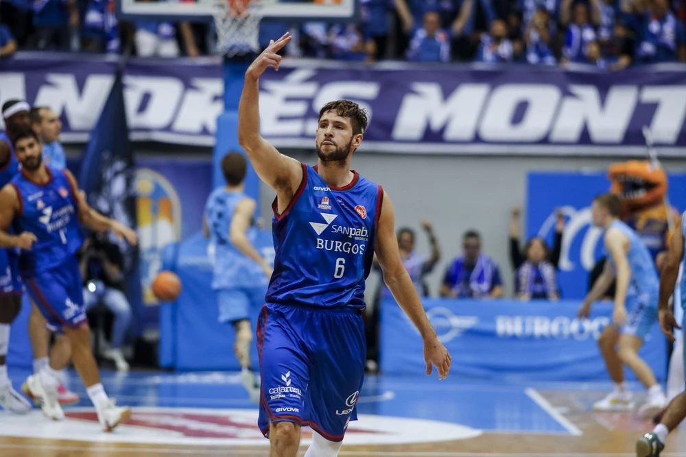Jón Axel Gudmundsson celebra un triple.