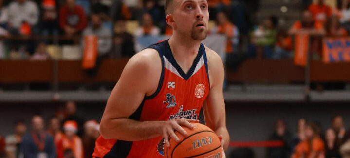 Joe Cremo se dispone a lanzar a canasta