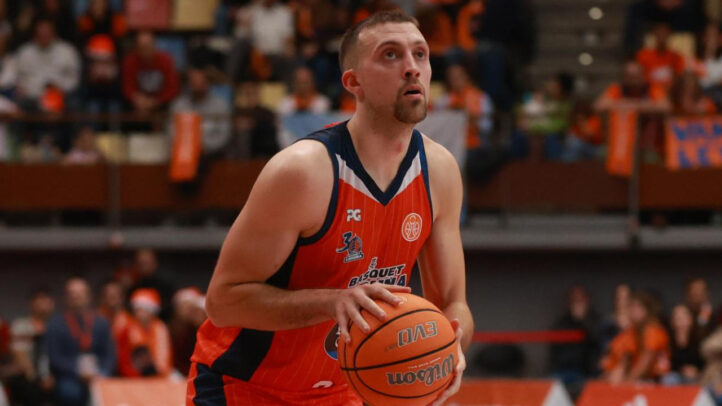 Joe Cremo se dispone a lanzar a canasta