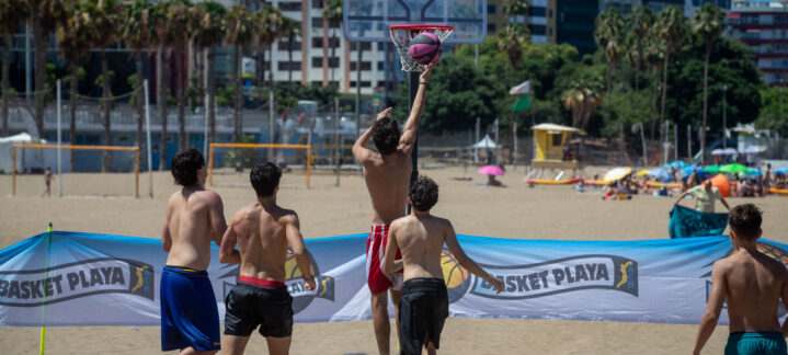 Chicos de la III CBGC Summer Academy jugando al basket playa