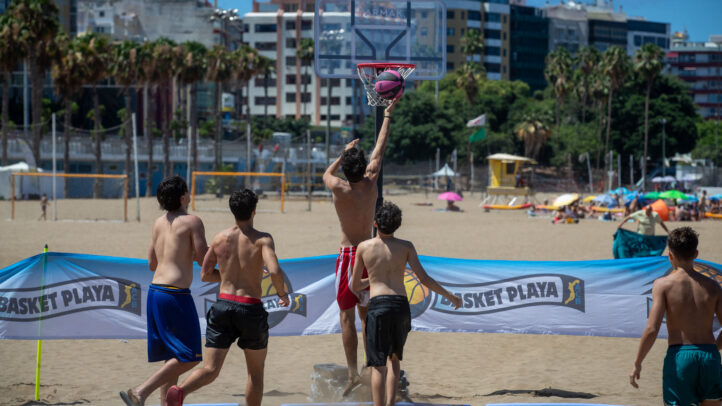 Chicos de la III CBGC Summer Academy jugando al basket playa