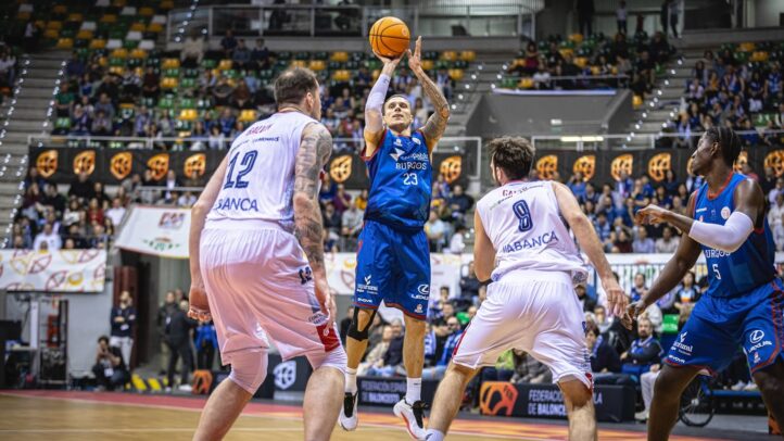 Roberts Stumbris lanzando a canasta.
