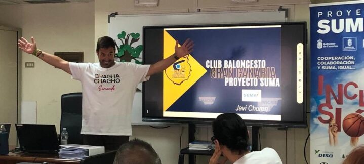 Javi Choren, impartiendo una charla en Liceo 2000
