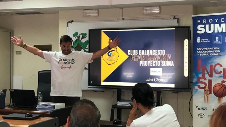 Javi Choren, impartiendo una charla en Liceo 2000