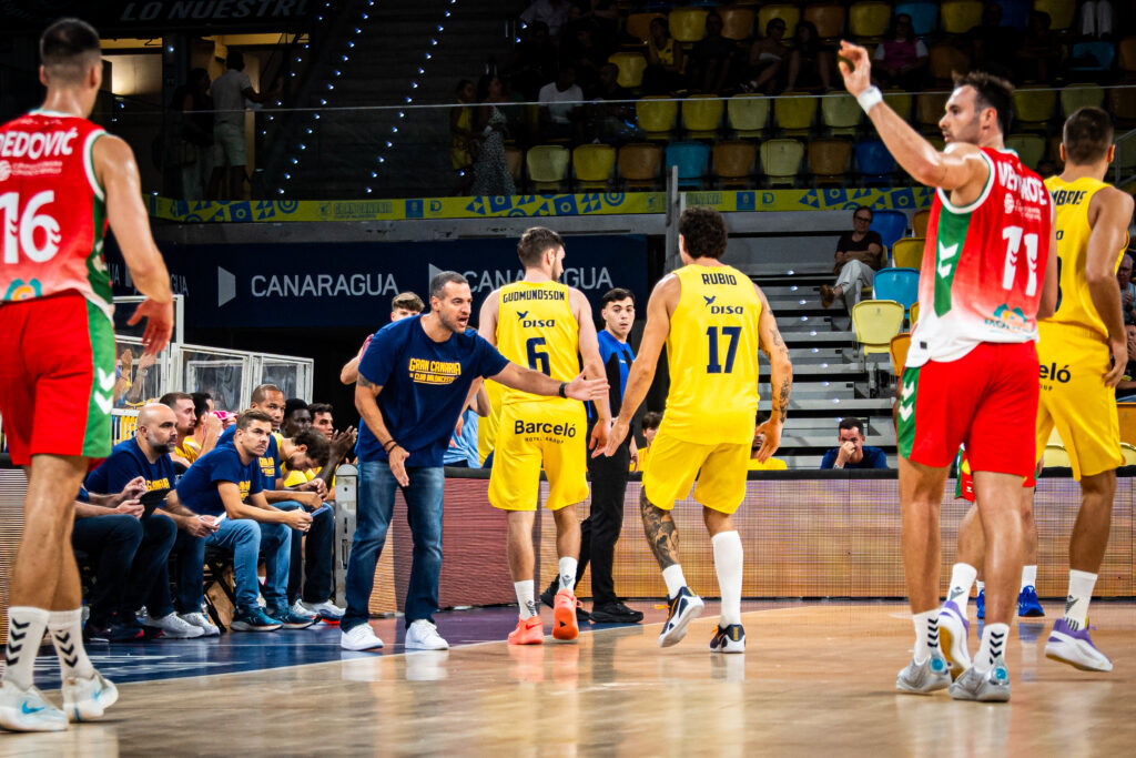Bruno Savignani felicita a sus jugadores.