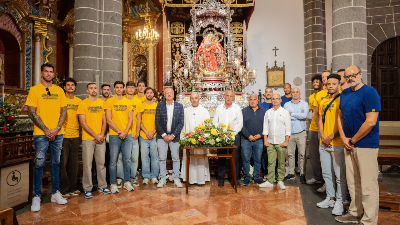 El equipo visita a la Virgen del Pino