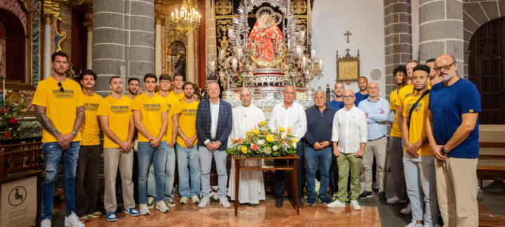 El equipo visita a la Virgen del Pino