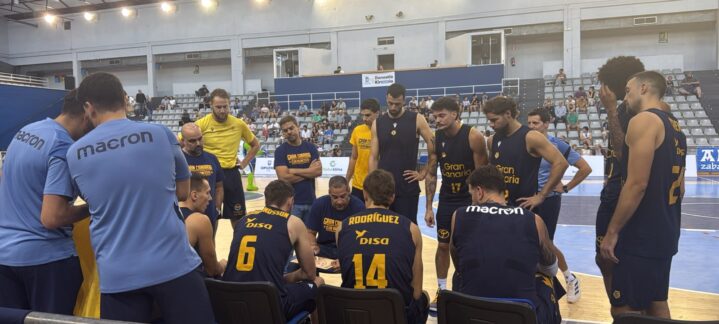 Foto de banquillo en el amistoso ante Inveready Askatuak Gipuzkoa
