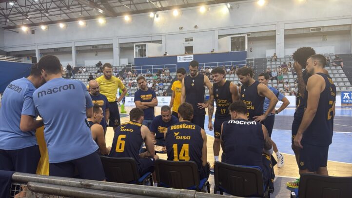 Foto de banquillo en el amistoso ante Inveready Askatuak Gipuzkoa