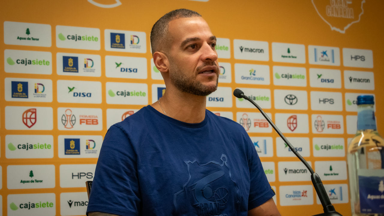 Bruno Savignani habla en rueda de prensa.